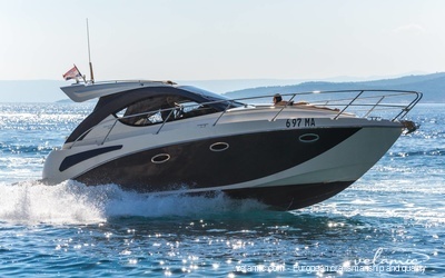 Motor yachts għal charters fil-baħar niżlin